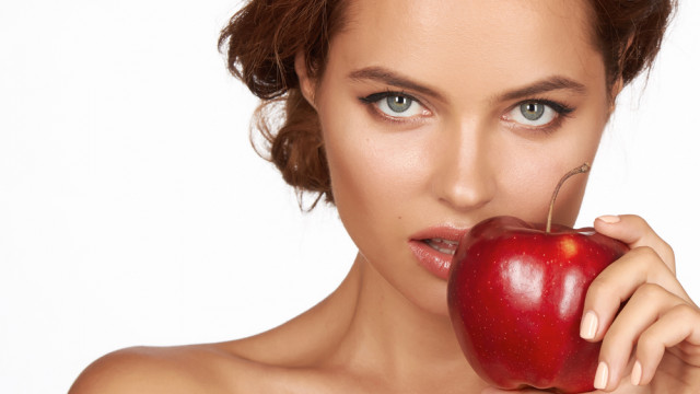 жінка і яблуко