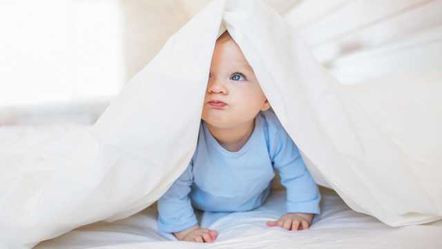 ребенок ползает