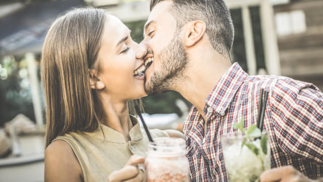 пара целуется пьют коктейли