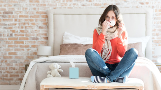 жінка хворіє