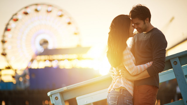 пара целуется