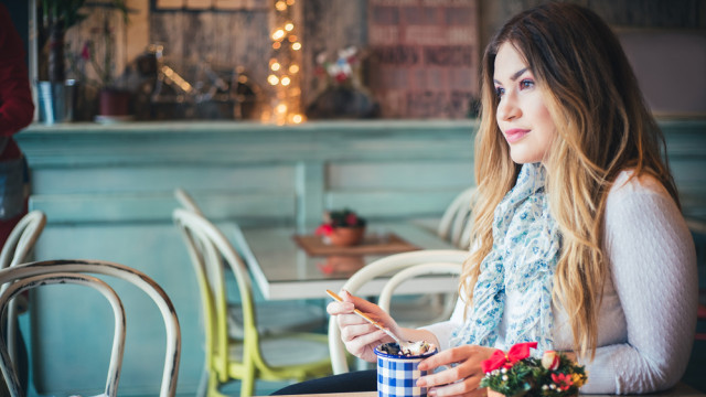 дівчина в кафе задумалася