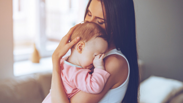 ребенок трет глаза