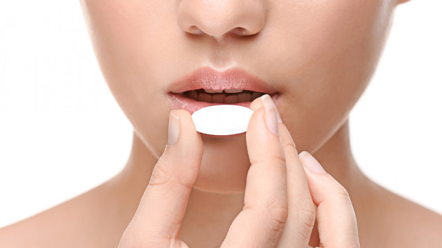 дівчина п'є таблетку