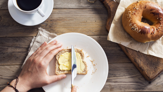 хліб із маслом, кава