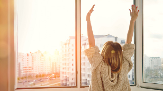 дівчина вранці потягується