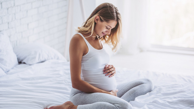 вагітна на ліжку