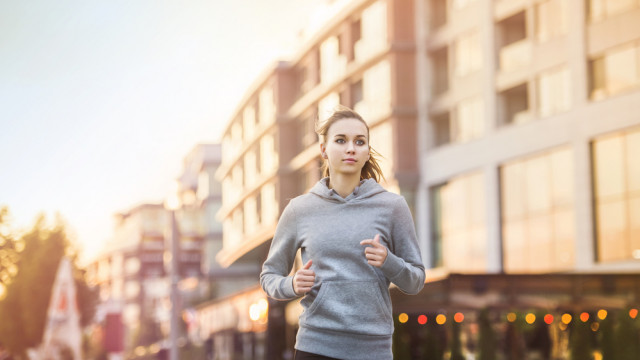 девушка бегает спорт