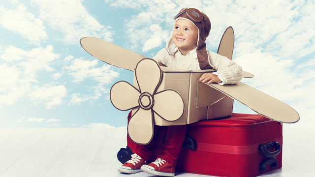 мальчик играет летает на вертолете