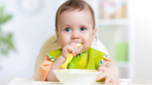 ребенок ест