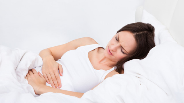 дівчина болить живіт