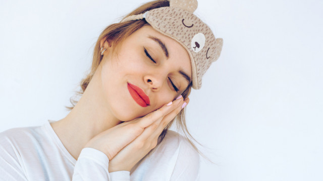 дівчина спить