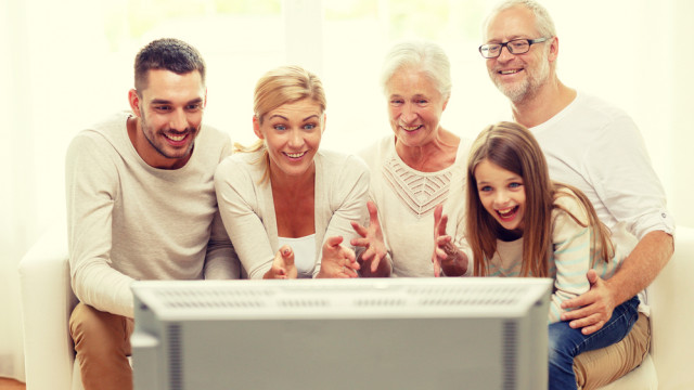 семья смотрит телевизор