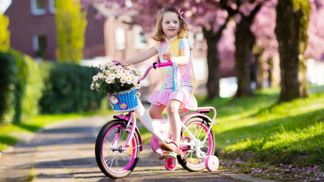 девочка на велосипеде