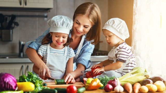 мама с детьми готовит