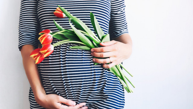 вагітна з тюльпанами