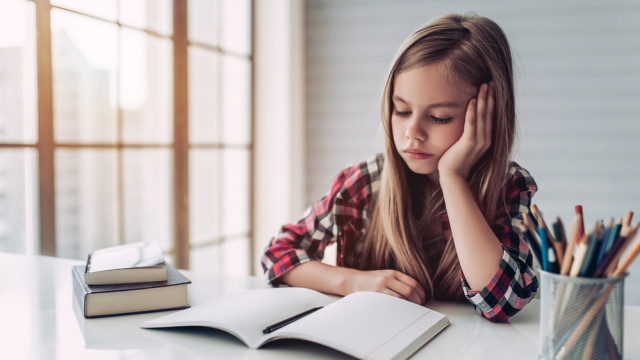 девочка не хочет учиться