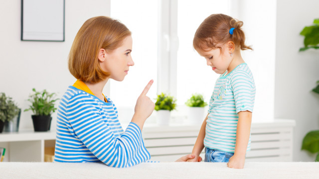 мама ругает ребенка