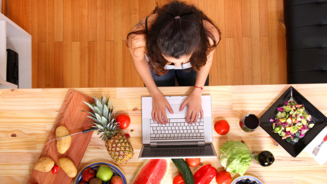 жінка і продукти