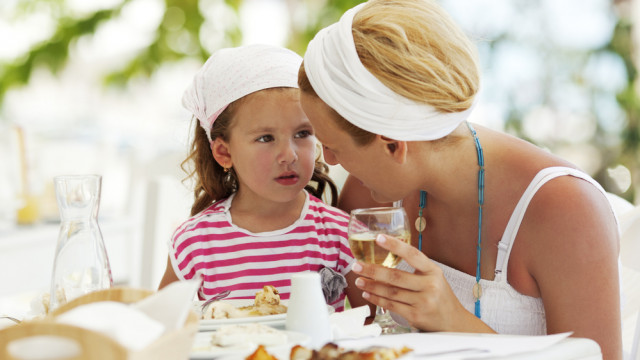 мама с дочкой в ресторане