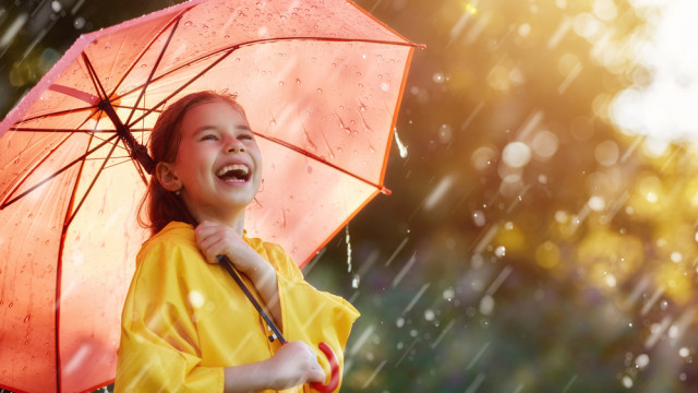 девочка под дождем с зонтиком
