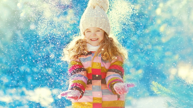 девочка играет со снегом зима