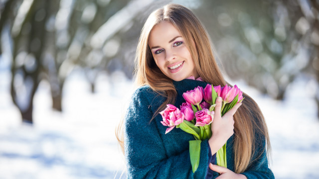 девушка зима весна тюльпаны