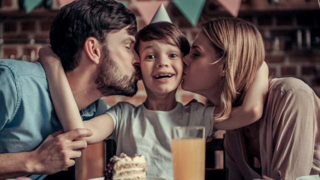 мама с папой целуют сына