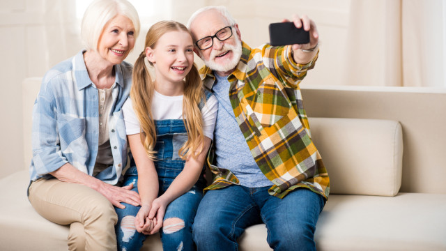 девочка с бабушкой и дедушкой