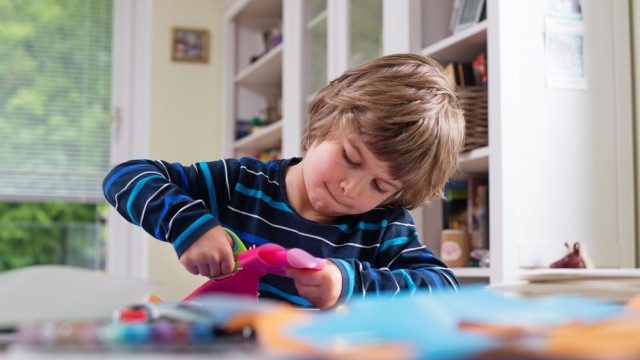 ребенок делает открытку