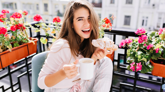 жінка на балконі