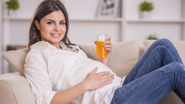 вагітна п'є сік