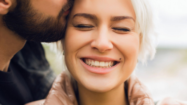 дружина чоловік цілує пара