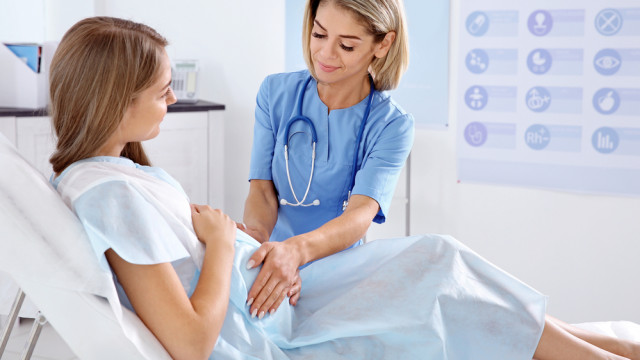 вагітна і доктор