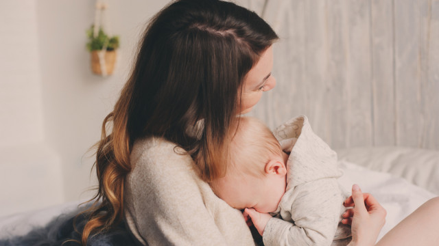 новорожденный с мамой плачет