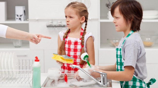 дети моют посуду