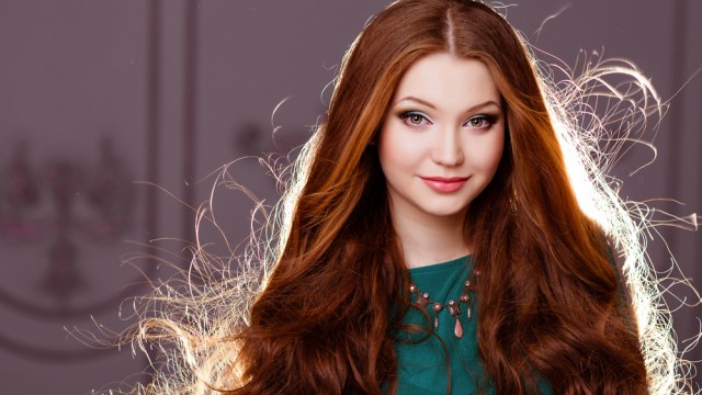 Девушка с длинными волосами