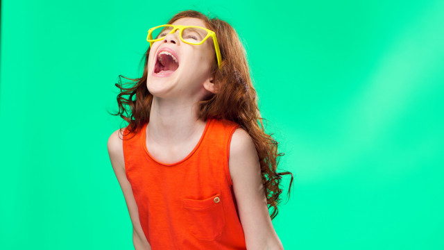 девочка кричит