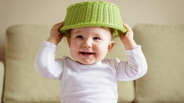 ребенок играет