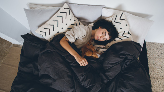 жінка спить