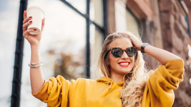 дівчина посміхається п'є каву весна