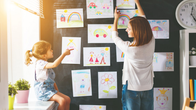 мама с дочкой играют