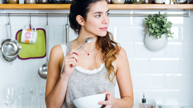 дівчина сніданок