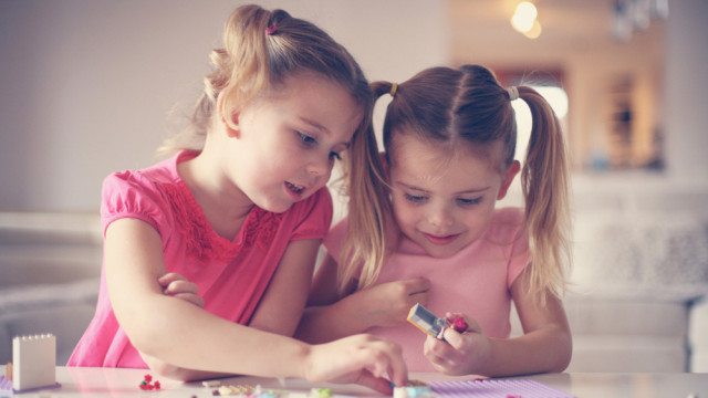 дівчатка грають