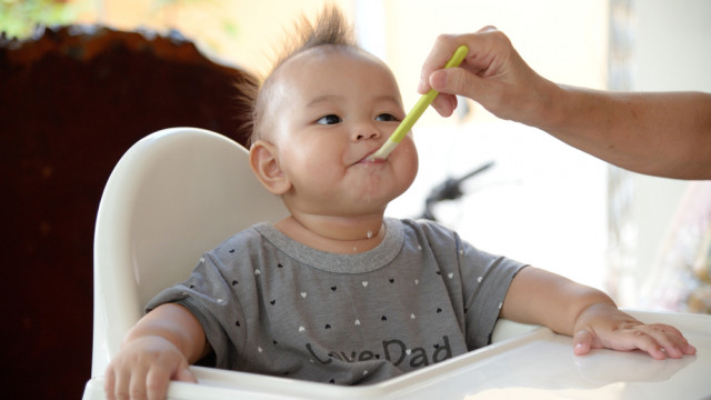 ребенок ест