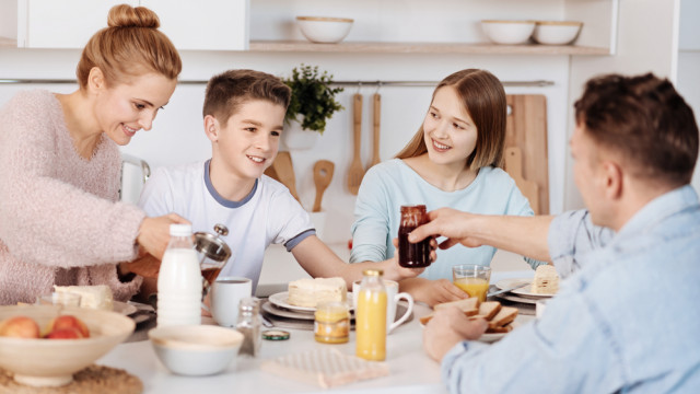 сім'я снідає