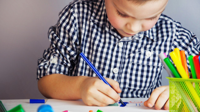 ребенок пишет рисует