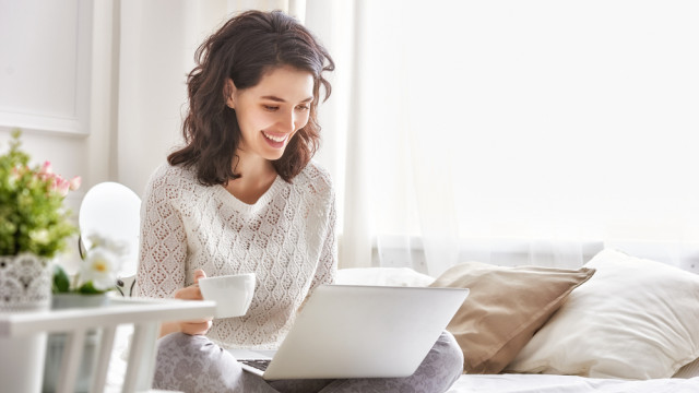 девушка за ноутбуком