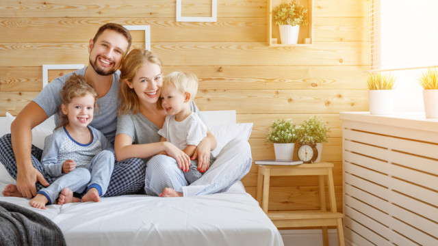 семья счастливая дома