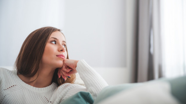 девушка думает